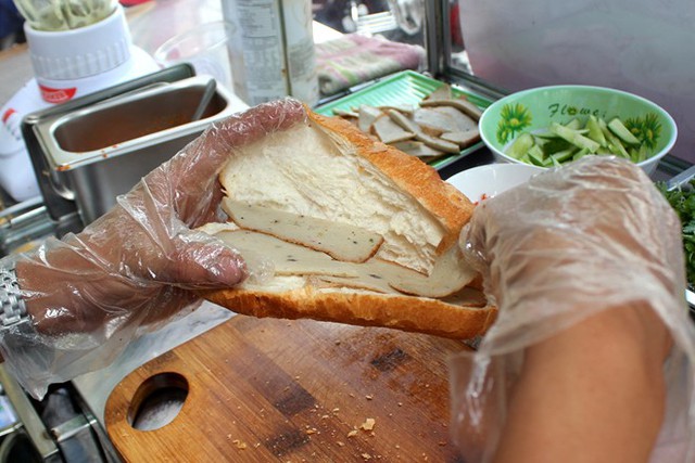 Bánh mì chả cá 10.000 đồng nở rộ khắp Sài Gòn