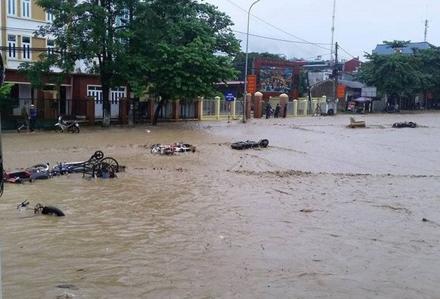 Điện Biên ngổn ngang sau cơn lũ ống