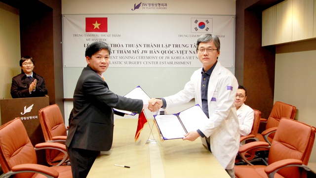 Hình ảnh TS.BS Nguyễn Phan Tú Dung và TS.BS Man Koon Suh  kí kết thành lập chi nhánh duy nhất của Bệnh Viện JW tại Việt Nam