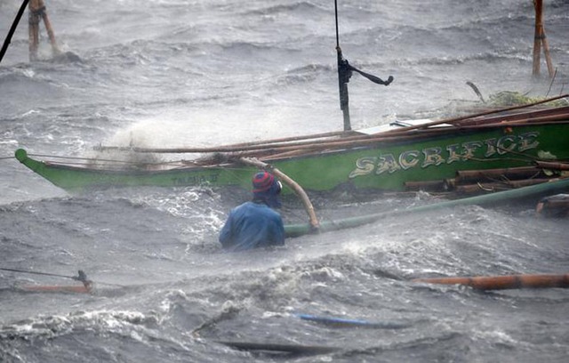 Con thuyền bị cơn bão Linda quật tan nát (ảnh minh họa)