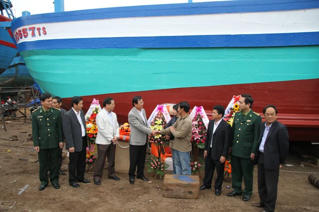 Lãnh đạo TP Đà Nẵng và các ngành chức năng có mặt từ sáng sớm để tặng hoa chúc mừng vợ chồng anh Vốn và chị Hoa trong ngày hạ thủy tàu cá ĐNa 90657 TS