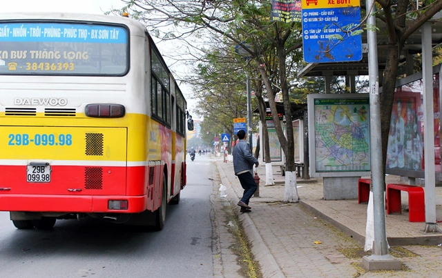 Những điểm dừng xe buýt trên đường Cầu Giấy thỉnh thoảng mới có một bóng người