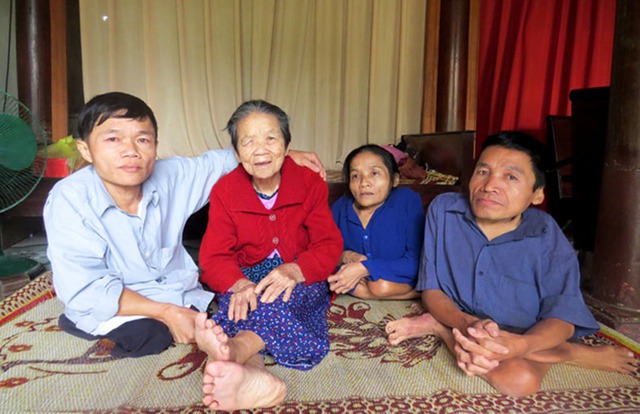 Anh em Phan Thanh Giản, Phan Thị Bi bên người mẹ già lam lũ.