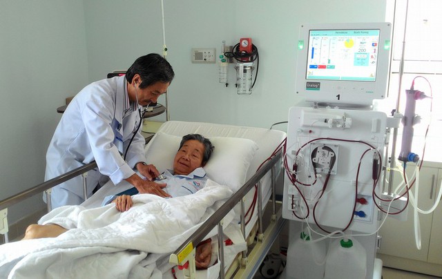 Bác sĩ Nguyễn Văn Giáp thăm hỏi sức khỏa cụ bà 78 tuổi sau ca phẫu thuật.