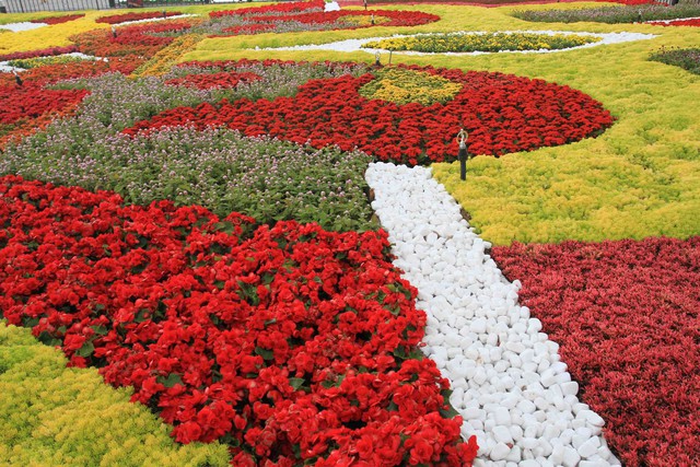 Le Jardin d’Amour là một khu vườn hoa khổng lồ, nơi rất nhiều chủng loại hoa, có cả những loài hoa quý hiếm tại Bà Nà khoe sắc bốn mùa. Với diện tích 8.206 m2, điểm đặc biệt của Khu vườn Tình yêu này là bao gồm nhiều không gian nhỏ, mỗi không gian mang một sắc thái nghệ thuật riêng.