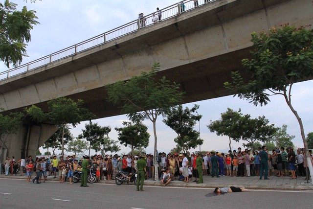 Tai nạn khiến hai người phụ nữ và một cháu nhỏ bị húc văng khỏi cầu, rơi xuống đất. Ảnh Đức Hoàng