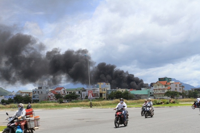 Vụ cháy lớn, đi từ xa thấy cột khói bốc lên nghi ngút, bao trùm một góc trời...