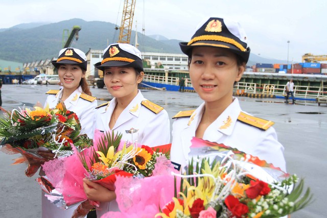 Các nữ Hải quân Việt Nam chuẩn bị hoa chúc mừng đội tàu Hải quân Liên bang Nga thăm Đà Nẵng.