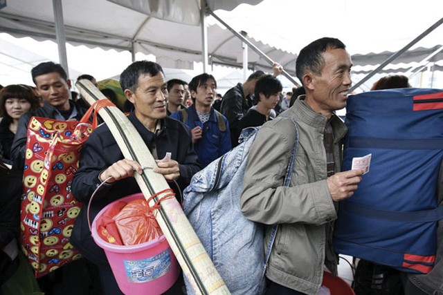 Người dân Trung Quốc vui mừng vì đã có được vé xe kịp về nhà ngày Tết. Ảnh: Blogspot