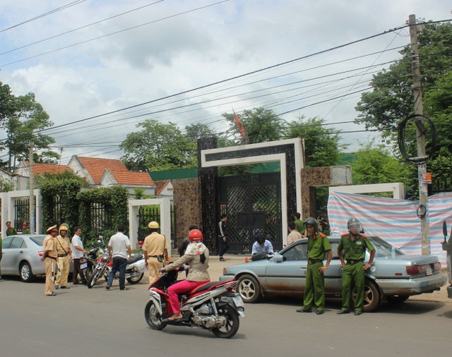 Bên ngoài căn nhà ông Mỹ được công an phong tỏa để khám nghiệm hiện trường - Ảnh: Bùi Liêm