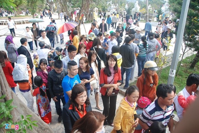 Lượng người đổ về quá đông khiến chùa Linh Ứng bị quá tải.