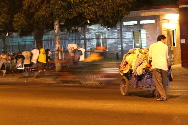 chợ, họp chợ, chợ quần áo, quần áo, chợ vỉa hè, quần áo giá rẻ, bán buôn quần áo, sinh viên, người lao động, dân sinh, chợ dân sinh, chợ tự phát