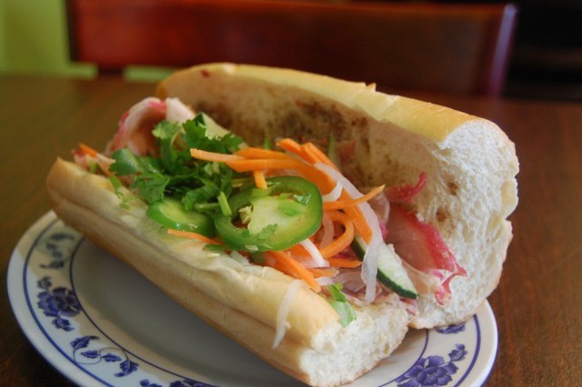 Bánh mì: Du khách có thể lựa chọn nhiều loại nhân khác nhau, từ patê, trứng ốp, thịt nướng... Lớp vỏ giòn kết hợp với vị đậm đà của thịt, các loại rau thơm và dưa góp khiến món ăn bình dân này hấp dẫn nhiều người.