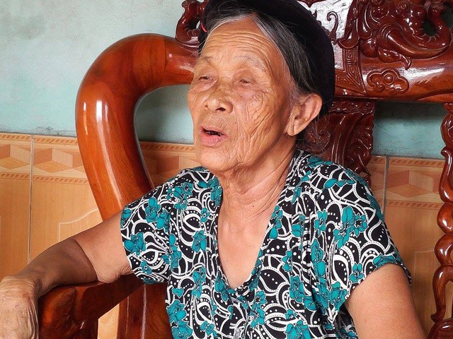 Bà Mùi (78 tuổi) chứng kiến nhiều chuyện vui buồn ở cửa biển.