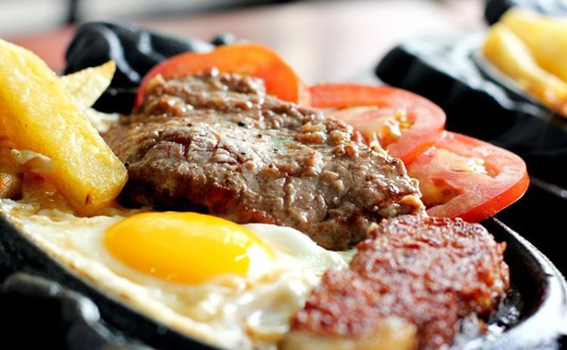 Chưa thực sự chuẩn mực “beef steak”, giá cả cũng không mềm nhưng bít tết Hòa Mã đầy đặn, có cái ngon, cái hay riêng khiến thương hiệu của mình không hề mai một.