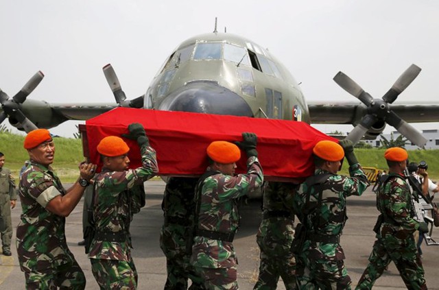 Binh sĩ khiêng quan tài chứa thi thể một nạn nhân trong vụ tai nạn của máy bay vận tải quân sự C-130B của Indonesia