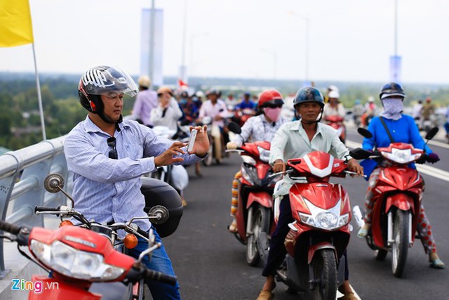 Con đưa di ảnh ba mẹ ngắm cầu Mỹ Lợi ng&agrave;y th&ocirc;ng xe