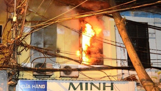 Ngôi nhà bán hàng điện tử bị bốc cháy khiến anh Vũ lao vào lửa cứu con. Ảnh Trường Nguyên.