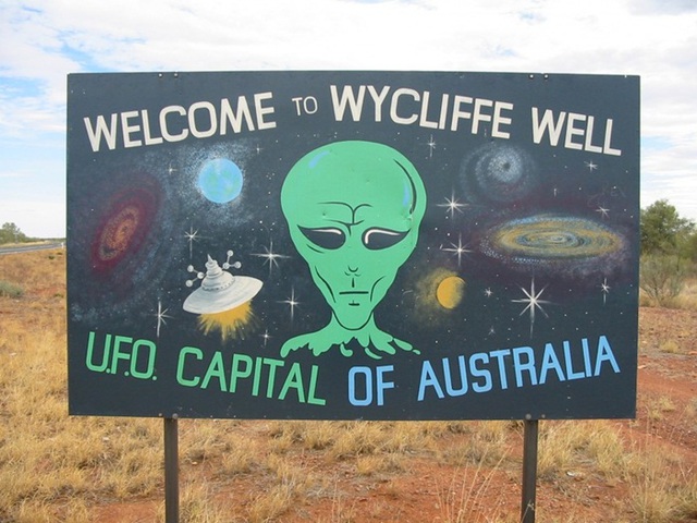 Wycliffe Well, Australia. Nơi này được mệnh danh là thủ đô UFO của Australia và đứng thứ 5 trong danh sách những thành phố được người ngoài hành tinh ghé thăm nhất thế giới