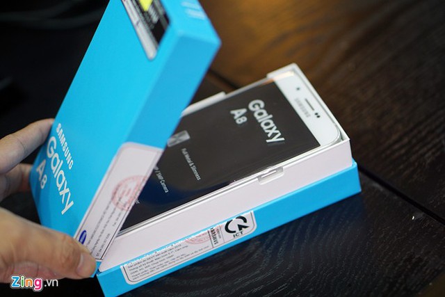 Mở hộp Galaxy A8 mỏng 5,9 mm, kim loại nguyên khối