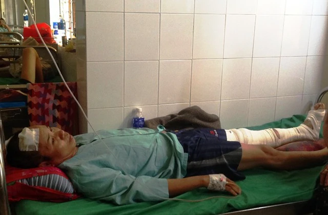 Nạn nhân Võ Hoàng Thanh Nhung bị đánh gãy chân, chấn thương vùng đầu đang nằm điều trị tại bệnh viện. Ảnh: Ngọc An