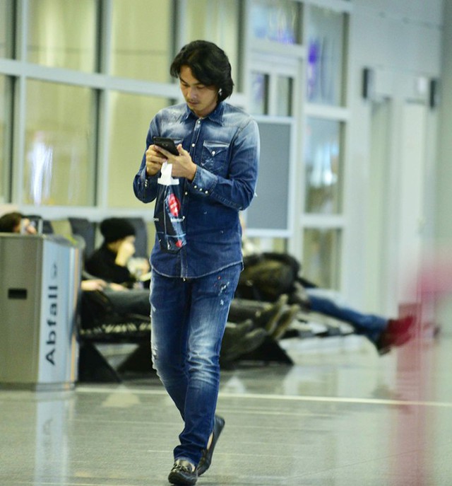 Quách Ngọc Ngoan bơ phờ xuất hiện tại sân bay Ý giữa scandal