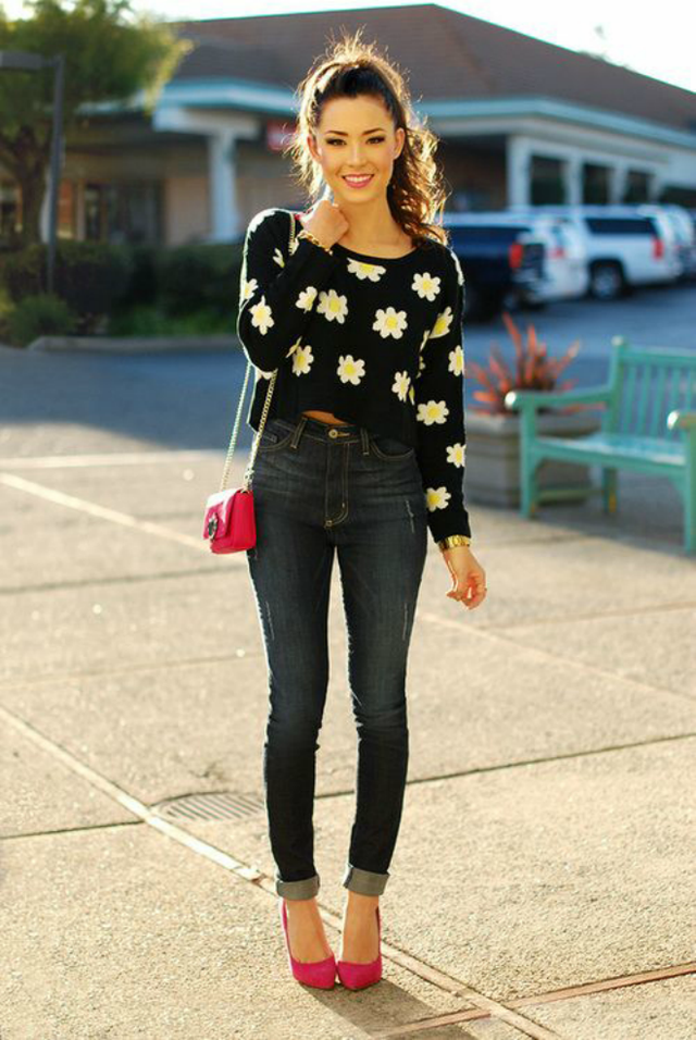 Croptop l&agrave; kiểu &aacute;o kh&aacute; ăn &yacute; với d&aacute;ng quần n&agrave;y, kh&ocirc;ng chỉ gi&uacute;p ăn gian chiều cao m&agrave; c&ograve;n kh&eacute;o l&eacute;o khoe v&ograve;ng eo hờ hững đầy quyến rũ với d&aacute;ng &aacute;o ngắn.