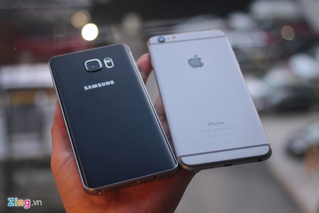 Điểm nổi bật trong thiết kế của Samsung Galaxy Note 5 chính là sự kết giữa kính cường lực chắc chắn và kim loại cao cấp. Mặt lưng uốn cong hai bên và viền màn hình mỏng giúp sản phẩm gọn gàng và sang trọng khi cầm trên tay. Trong khi đó, iPhone 6 Plus trông mỏng manh, mềm mại khi cầm trên tay. Đáng chú ý, Galaxy Note 5 nặng 171 gram, trong khi iPhone 6 Plus là 172 gram, tuy nhiên, cầm di động Samsung 5 cảm giác cầm chắc tay hơn.