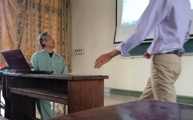 Giảng viên ĐH Bách Khoa  mặc áo bệnh nhân vẫn giảng bài cho sinh viên