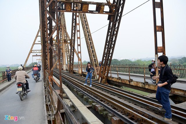 Giỡn với tử thần trên cầu Long Biên