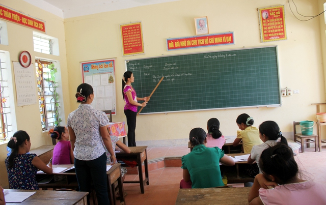 Lớp xóa mù chữ bản Giáp Gát (Bình Sơn, huyện Anh Sơn, Nghệ An) có những học viên hơn 60 tuổi.