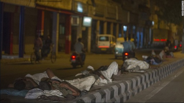Người vô gia cư Ấn Độ ngủ ngoài trời trong những ngày nắng nóng. Ảnh: CNN