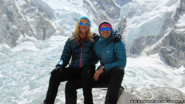 Cặp vợ chồng Alex và Sam sống sót sau trận lở tuyết trên núi Everest. Ảnh: BBC