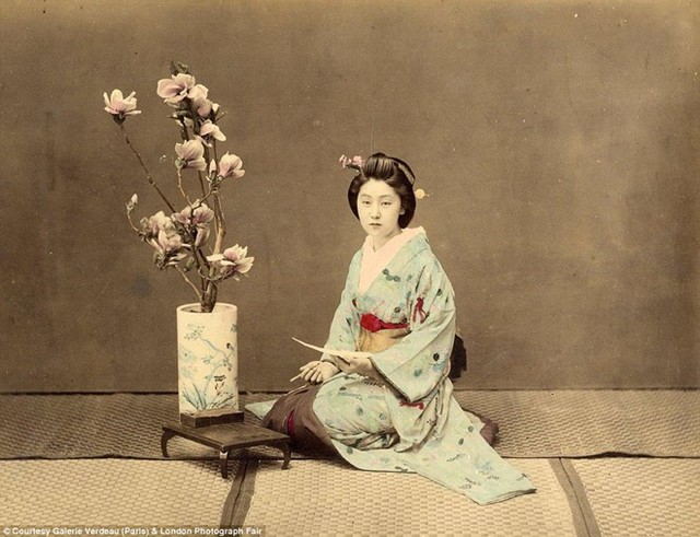 Một geisha trong giờ rảnh rỗi khi cô không phải tiếp khách. Chiến tranh kết thúc, ông Beato đến Trung Quốc, rồi đến Yokohama (Nhật Bản) vào năm 1863. Trong thời gian này, ông Beato đã thực hiện bộ ảnh đầu tiên hé lộ về cuộc sống của những geisha và những người dân khác.