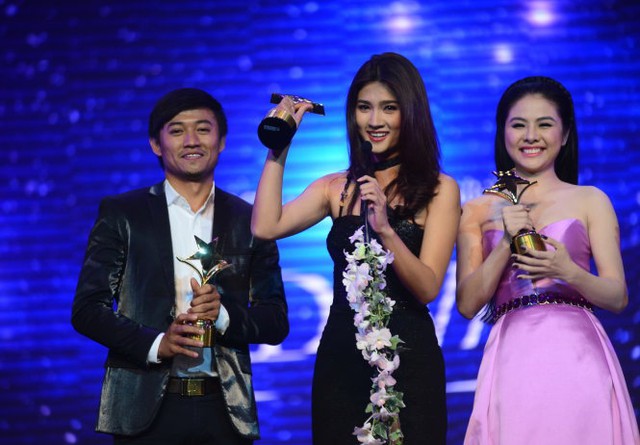 Kim Tuyến (giữa) đoạt giải nữ diễn viên xuất sắc nhất hạng mục truyền hình trong đêm trao giải thưởng Ngôi sao xanh 2014. Ảnh: Quang Định