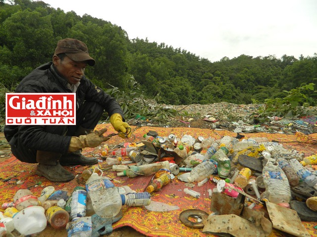 Những thứ mà người tiêu dùng bỏ đi trở thành vật phẩm bán kiếm cơm của đại gia đình anh Kum