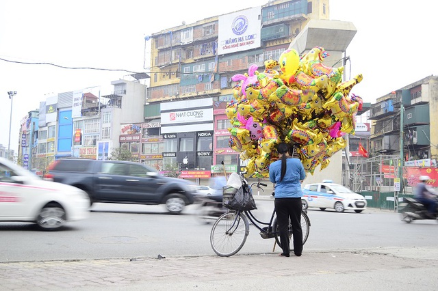 Người bán bóng bay vẫn chưa biết Tết là gì. Ảnh chụp chiều 30 tại Ngã tư Khuất Duy Tiến - Nguyễn Trãi