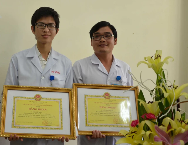 Hai bác sĩ Lê Khắc Hiệu và Lưu Hồng Tuyên tình nguyện hiến máu cứu sống bệnh nhân, được Chủ tịch UBND TP Đà Nẵng tặng Bằng khen. Ảnh Đ.H