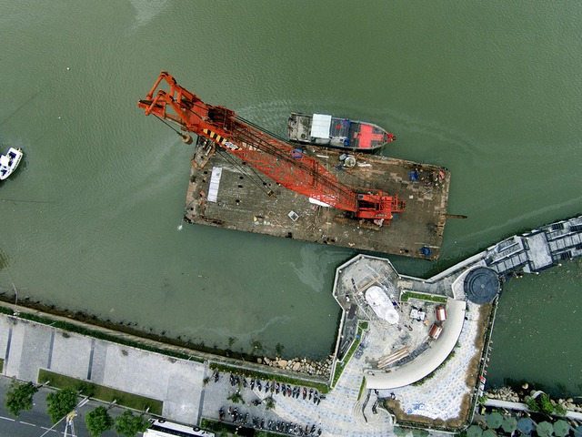 Góc nhìn từ trên xuống việc lắp đặt biểu tượng Cá chép hóa rồng tại Bến du thuyền DHC-Marina