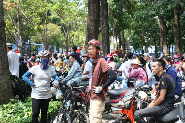 Đạp xe địa hình từ Củ Chi đến trung tâm Sài Gòn để vui lễ.