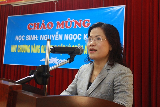 Cô Nguyễn Thị Kim Chi, Giám đốc Sở GD &ĐT Nghệ An chúc mừng thành tích em Khánh và cô Thơ