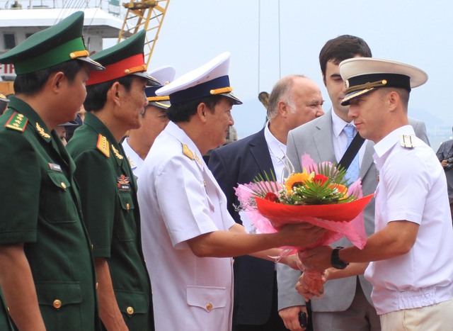 Lễ đón đội tàu thuộc Hạm đội Thái Bình Dương của Hải quân Liên bang Nga diễn ra ngay tại cầu cảng Tiên Sa.