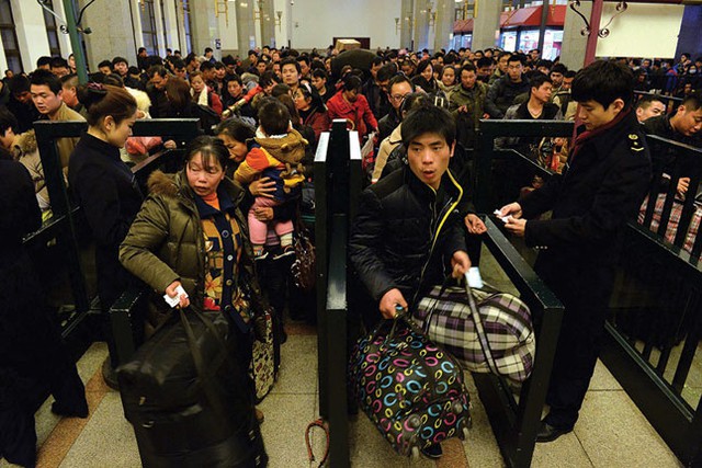 Vượt qua được cổng soát vé tại một nhà ga ở Bắc Kinh là cả một hành trình gian nan.