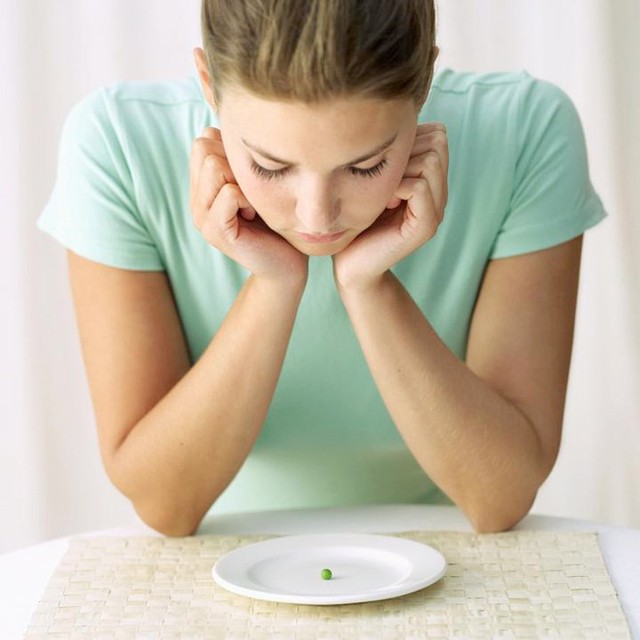 Bát đĩa nhỏ giúp bạn dễ kiểm soát lượng thức ăn cần tiêu thụ.