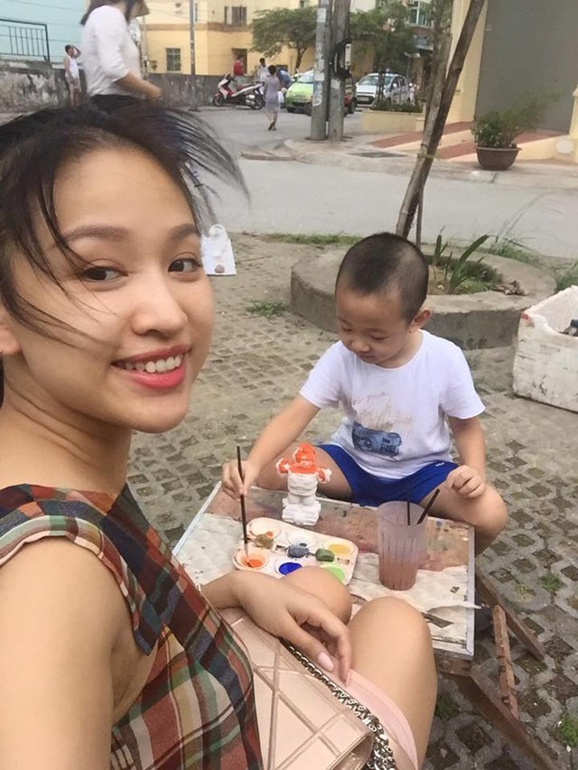 Thanh V&acirc;n giản dị v&agrave; chỉ t&ocirc; ch&uacute;t son khi ra ngo&agrave;i chơi đ&ugrave;a c&ugrave;ng con trai.