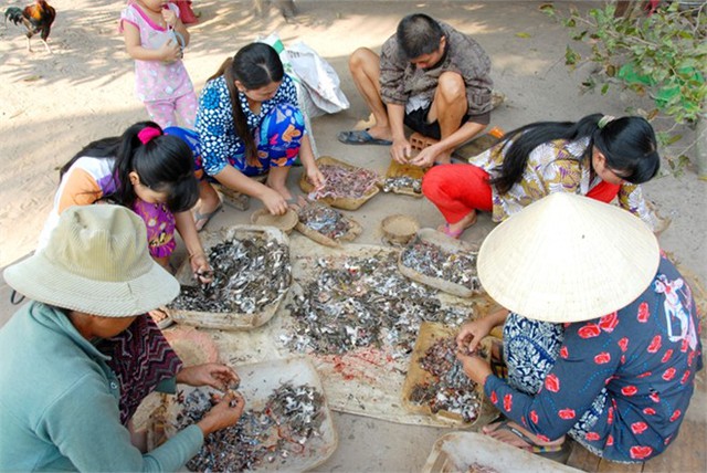 Nhái cơm con nhỏ, sau khi lột da, phơi khô chỉ còn bằng ngón tay. Do thơm ngon nên dân nhậu đã tặng cho loài khô này những cái tên khá ngộ nghĩnh nhưng không kém phần dí dỏm “cô gái chân dài”, “vũ nữ chân dài”, “kiều nữ đại gia”…... Đọc thêm tại: http://nongnghiep.vn/vu-nu-chan-dai-hot-bac-trong-mua-tet-post138460.html | NongNghiep.vn