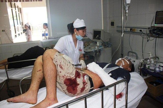 Tài xế Thành bị thương nặng đang được cấp cứu tại Bệnh viện đa khoa 115 Nghệ An. 