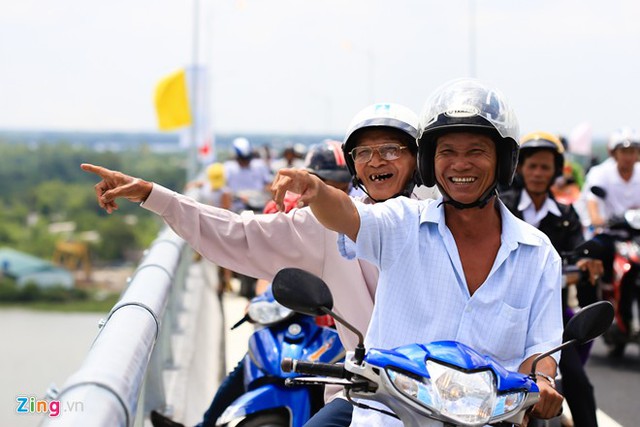 Con đưa di ảnh ba mẹ ngắm cầu Mỹ Lợi ng&agrave;y th&ocirc;ng xe