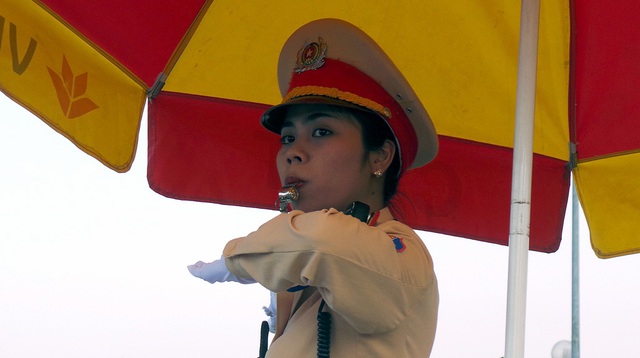 Nguyễn Hoàng Khánh luôn mạnh mẽ, dứt khoát trong từng động tác chỉ huy, điều khiển giao thông.