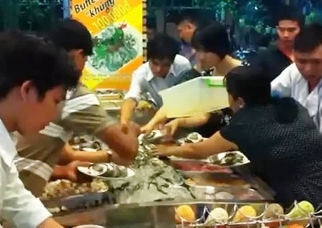 Lấy nhiều đồ ăn là một thói xấu của người Việt khi đi du lịch nước ngoài,